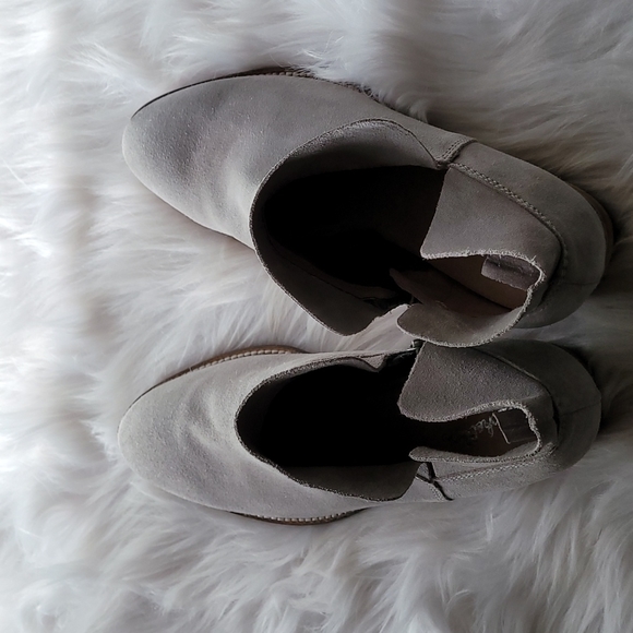 Seychelles soft gray suede leather booties. Size 7 - Picture 3 of 10